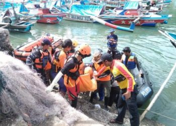 Proses evakuasi jasad AF (16), korban yang terseret ombak saat berenang di Pantai Karangpapak, Cikelet, Kabupaten Garut oleh Tim Satpolairud Polres Garut, Jumat (16/02/2024).(Foto: Istimewa)