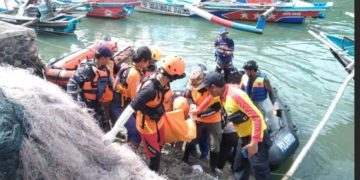 Proses evakuasi jasad AF (16), korban yang terseret ombak saat berenang di Pantai Karangpapak, Cikelet, Kabupaten Garut oleh Tim Satpolairud Polres Garut, Jumat (16/02/2024).(Foto: Istimewa)
