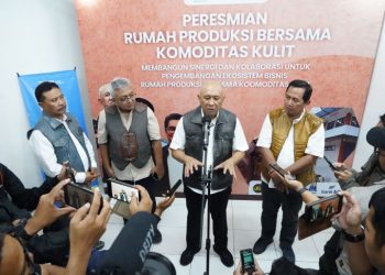 Menteri Koperasi Usaha Kecil Mikro (Menkop UKM) Republik Indonesia, Teten Masduki, dan Penjabat (Pj) Bupati Garut, Barnas Adjidin, meresmikan Rumah Produksi Bersama (RPB), berlokasi di Jalan Guntur, Kecamatan Garut Kota, Kabupaten Garut, Sabtu (17/02/2024).