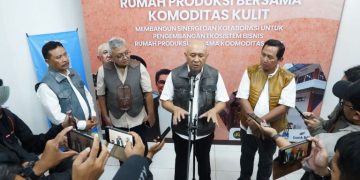 Menteri Koperasi Usaha Kecil Mikro (Menkop UKM) Republik Indonesia, Teten Masduki, dan Penjabat (Pj) Bupati Garut, Barnas Adjidin, meresmikan Rumah Produksi Bersama (RPB), berlokasi di Jalan Guntur, Kecamatan Garut Kota, Kabupaten Garut, Sabtu (17/02/2024).