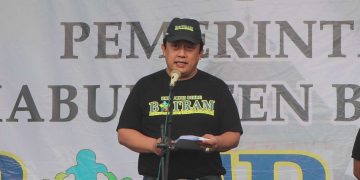 BOTRAM : Sekda Kabupaten Bekasi, Dedy Supriyadi menghadiri acara Botram (Berkolaborasi Terus Melayani) dari Dinas Kependudukan dan Pencatatan Sipil (Disdukcapil) Kabupaten Bekasi, di Stadion Mini Cibarusah Kota, pada Sabtu (24/02/2024). FOTO : JAJA JAELANI/NEWSROOM DISKOMINFOSANTIK