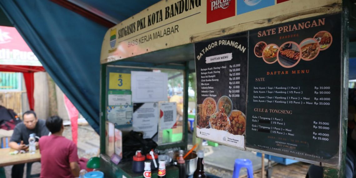 Street Food Valkenet Malabar. Tepatnya di Jalan Malabar, seputaran Taman Pers Malabar, Kecamatan Lengkong Kota Bandung. Kawasan kuliner tersebut merupakan binaan dari Satuan Tugas Khusus (Satgasus) Pedagang Kaki Lima (PKL) Kota Bandung. Kawasan ini masuk dalam zona hijau.