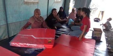 Korban angin puting beliung Cimanggung Sumedang sebagian tinggal di tenda darurat. Tenda darurat dan dapur umum didirikan di kawasan industri Dwipapuri, Situbuntu, Desa Mangunarga, Kecamatan Cimanggung.