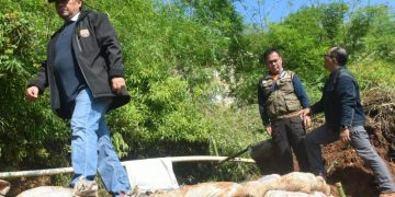 Pj Bupati Sumedang Herman Suryatman bersama para kepala perangkat daerah yang terkait meninjau pesawahan warga di Dusun Cikubang Desa Sukahayu Kecamatan Rancakalong yang terkena longsor, Kamis, 8 Februari 2024. Akibat longsor tersebut lahan pesawahan seluas 1,2 hektare terancam gagal panen.