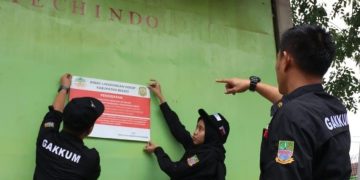 SEGEL : Dinas Lingkungan Hidup (DLH) Kabupaten Bekasi menutup operasional lima badan usaha yang berlokasi di Jalan Cimandiri, Perumahan Graha Asri, Jatireja Kecamatan Cikarang Timur. foto Fajar CQA