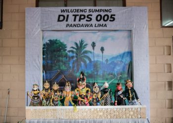 Hiasan wayang golek mewarnai momen pencoblosan Pemilu 2024 di Kota Bandung. Hal itu terlihat di Tempat Pemungutan Suara (TPS) 005 RW 02 Kelurahan Garuda Kecamatan Andir.