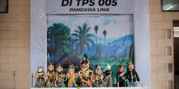 Hiasan wayang golek mewarnai momen pencoblosan Pemilu 2024 di Kota Bandung. Hal itu terlihat di Tempat Pemungutan Suara (TPS) 005 RW 02 Kelurahan Garuda Kecamatan Andir.