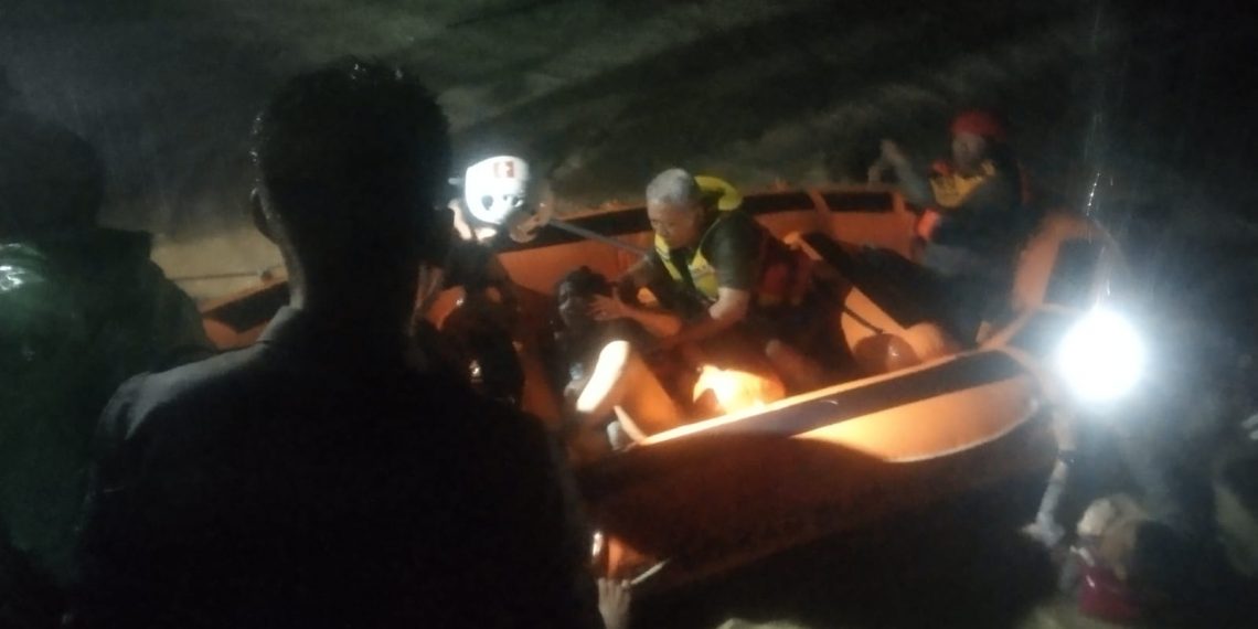 Petugas evakuasi warga korban banjir di Sumedang menggunakan perahu karet