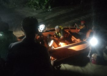 Petugas evakuasi warga korban banjir di Sumedang menggunakan perahu karet