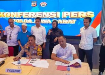 Keterangan Pers penyidik Direskrimum Polda Jawa Barat saat berhasil mengungkap kasus pembunuhan ibu dan anak di Jalan Cagak, Kabupaten Subang, dengan menetapkan lima orang tersangka.(Foto: Dok.Humas Polda Jabar)