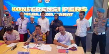 Keterangan Pers penyidik Direskrimum Polda Jawa Barat saat berhasil mengungkap kasus pembunuhan ibu dan anak di Jalan Cagak, Kabupaten Subang, dengan menetapkan lima orang tersangka.(Foto: Dok.Humas Polda Jabar)