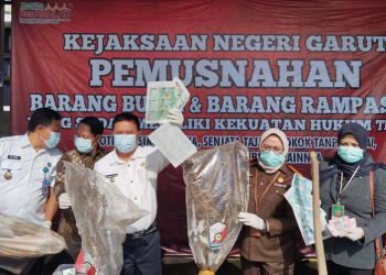 Penjabat (Pj) Bupati Garut, Barnas Adjidin, bersama Forum Koordinasi Pimpinan Daerah (Forkopimda) Kabupaten Garut, menggelar pemusnahan barang bukti hasil tindak pidana yang telah berkekuatan hukum tetap di Kantor Kejaksaan Negeri Garut, Rabu (28/2/2024). Pemusnahan ini dilakukan dalam upaya memerangi peredaran narkoba, zat adiktif, senjata tajam ilegal, uang palsu, serta rokok ilegal di Kabupaten Garut.