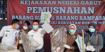 Penjabat (Pj) Bupati Garut, Barnas Adjidin, bersama Forum Koordinasi Pimpinan Daerah (Forkopimda) Kabupaten Garut, menggelar pemusnahan barang bukti hasil tindak pidana yang telah berkekuatan hukum tetap di Kantor Kejaksaan Negeri Garut, Rabu (28/2/2024). Pemusnahan ini dilakukan dalam upaya memerangi peredaran narkoba, zat adiktif, senjata tajam ilegal, uang palsu, serta rokok ilegal di Kabupaten Garut.