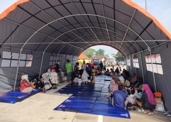 Puskesmas lapangan tenda pengungsi banjir Ujungjaya Sumedang