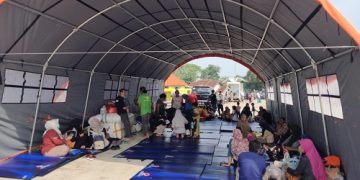 Puskesmas lapangan tenda pengungsi banjir Ujungjaya Sumedang