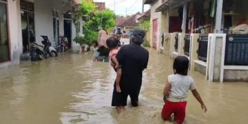 Tujuh desa di Kecamatan Waled, Kabupaten Cirebon terendam banjir. Seorang warga dilaporkan tewas.(Foto: Istimewa)