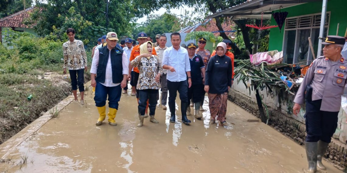 Pj Gubernur Jabar Bey Machmudin kunjungi sejumlah desa yang terkena banjir di Kecamatan Waled Kabupaten Cirebon.