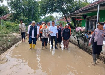 Pj Gubernur Jabar Bey Machmudin kunjungi sejumlah desa yang terkena banjir di Kecamatan Waled Kabupaten Cirebon.