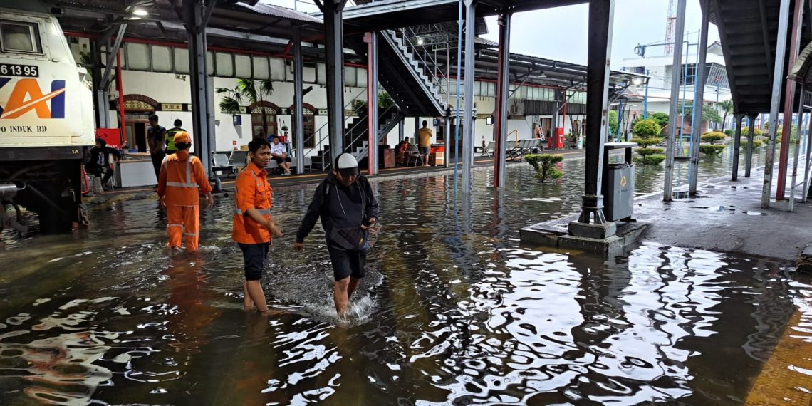 Imbas banjir di beberapa titik yang merendam jalur rel di wilayah Semarang, menyebabkan sejumlah perjalanan KA yang melintas di jalur Pantura mengalami keterlambatan. Guna mengantisipasi hal tersebut, per Kamis (14/3) pukul 04.30, PT Kereta Api Indonesia (Persero) melakukan pembatalan sejumlah perjalanan kereta api pemberangkatan awal dari Daop 4 Semarang dan melaksanakan rekayasa pola operasi bagi perjalanan kereta api lainnya.