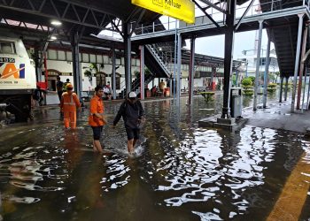 Imbas banjir di beberapa titik yang merendam jalur rel di wilayah Semarang, menyebabkan sejumlah perjalanan KA yang melintas di jalur Pantura mengalami keterlambatan. Guna mengantisipasi hal tersebut, per Kamis (14/3) pukul 04.30, PT Kereta Api Indonesia (Persero) melakukan pembatalan sejumlah perjalanan kereta api pemberangkatan awal dari Daop 4 Semarang dan melaksanakan rekayasa pola operasi bagi perjalanan kereta api lainnya.