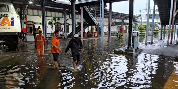 Imbas banjir di beberapa titik yang merendam jalur rel di wilayah Semarang, menyebabkan sejumlah perjalanan KA yang melintas di jalur Pantura mengalami keterlambatan. Guna mengantisipasi hal tersebut, per Kamis (14/3) pukul 04.30, PT Kereta Api Indonesia (Persero) melakukan pembatalan sejumlah perjalanan kereta api pemberangkatan awal dari Daop 4 Semarang dan melaksanakan rekayasa pola operasi bagi perjalanan kereta api lainnya.
