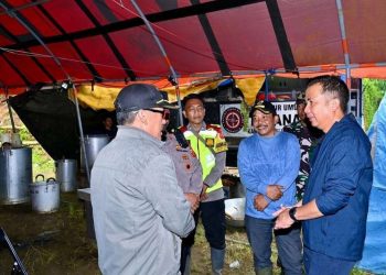 Penjabat Gubernur Jawa Barat Bey Machmudin meninjau lokasi pergerakan tanah di Desa Cibedug, Kecamatan Rongga, Kabupaten Bandung Barat, Sabtu (2/3/2024).