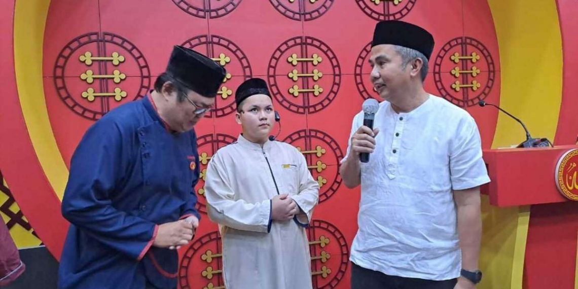 Masjid Lautze 2 dikunjungi Penjabat Gubernur Jawa Barat Bey Machmudin untuk salat tarawih di masjid yang berada di Jalan Tamblong, Kota Bandung, Selasa (12/3/2024).