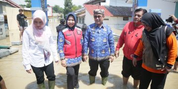 Bupati Cirebon Imron meninjau langsung lokasi bencana banjir yang melanda wilayah timur Kabupaten Cirebon di Desa Sidaresmi, Kecamatan Pabedilan, Rabu (6/3/2024).