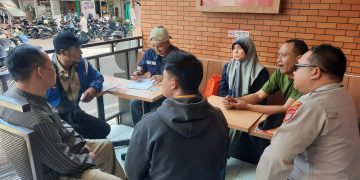 Satuan Polisi Pamong Praja (Satpol PP) Kota Bandung menyegel sebuah minimarket di Jalan Geger Kalong Girang yang melanggar Perda Kota Bandung karena tidak memiliki izin operasional dan melakukan gangguan ketentraman dan ketertiban umum serta perlindungan masyarakat (Trantibumlinmas) serta melewati jam operasional.