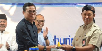 Pj. Bupati Bogor, Asmawa Tosepu berpesan agar Perumda Air Minum Tirta Kahuripan semakin solid, sehat, berkembang, serta mampu memberikan lebih banyak manfaat kepada masyarakat Kabupaten Bogor. Hal ini diungkapkannya pada acara tasyakuran HUT Perumda Tirta Kahuripan ke-43, di Aula Kantor Perumda Tirta Kahuripan, Cibinong, Selasa (5/3).