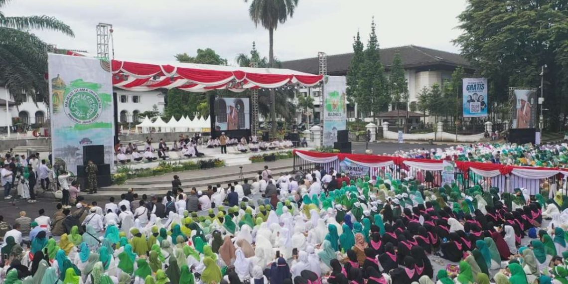 Umat muslim gelar Istighotsah Kubro Jawa Barat. Kegiatan itu berkumpul dan memanjatkan doa bersama di depan Gedung Sate, Jalan Diponegoro, Kota Bandung, Sabtu (9/3/2024).