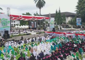 Umat muslim gelar Istighotsah Kubro Jawa Barat. Kegiatan itu berkumpul dan memanjatkan doa bersama di depan Gedung Sate, Jalan Diponegoro, Kota Bandung, Sabtu (9/3/2024).