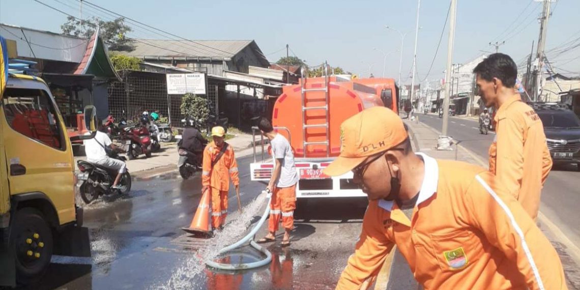 Pembersihan Jalan Panturan oleh Pemkab Bekasi