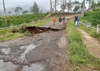 Jembatan Pasir Junghun di Desa Wanasuka Kecamatan Pangalengan Kabupaten Bandung mulai ambruk. Kapolsek Pangalengan AKP Edi Pramana mengatakan struktur jembatan itu dilaporkan mulai rubuh pada Selasa (12/3/2024) sekitar pukul 04.00.