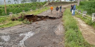 Jembatan Pasir Junghun di Desa Wanasuka Kecamatan Pangalengan Kabupaten Bandung mulai ambruk. Kapolsek Pangalengan AKP Edi Pramana mengatakan struktur jembatan itu dilaporkan mulai rubuh pada Selasa (12/3/2024) sekitar pukul 04.00.