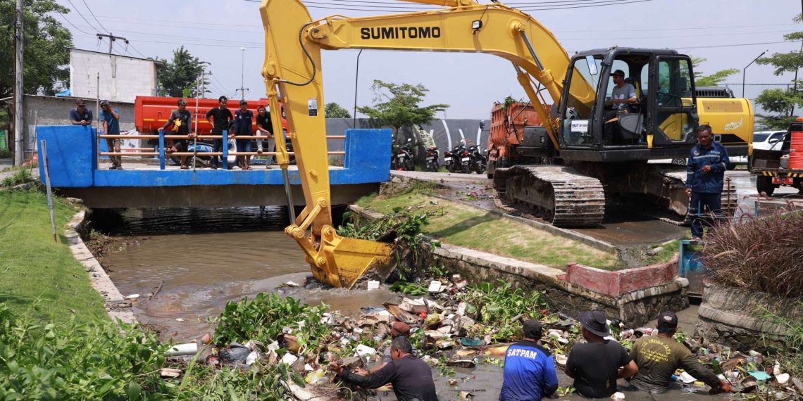 SWADAYA MASYARAKAT : Camat Cibitung Encun Sunarto didampingi Kepala Desa Muktiwari Bahrudin meninjau pelaksanaan normalisasi sungai Kali Ceger, Kegiatan tersebut merupakan dari swadaya masyarakat dan dukungan dari dinas-dinas terkait. Bertempat di jembatan Perum. Grand Mutiara Muktiwari. Pada Jum'at, (29/03/2024). Foto : Endar Raziq B/Newsroom Diskominfosantik