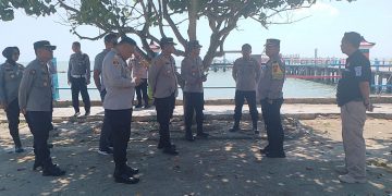 Kapolres Indramayu AKBP Fahri Siregar beserta jajaran mengunjungi Obyek Wisata Pantai Tirtamaya di Kabupaten Indramayu.