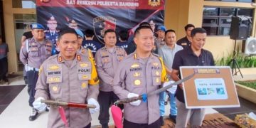 Kapolresta Bandung, Kombes Pol. Kusworo Wibowo memberikan keterangan pers terkait pengungkapan mayat pria di Jalan Soreang, Kabupaten Bandung, sebagai korban pengeroyokan. Empat pelaku pengeroyokan berhasil diringkus.(Foto: Istimewa)