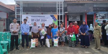 Aparat Polda Jabar Kawal Distribusi Beras Bantuan
