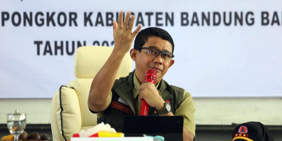 BNPB akan merelokasi rumah warga terdampak maupun yang terancam fenomena pergerakan tanah di Kecamatan Rongga, Kabupaten Bandung Barat, Jawa Barat. Hal tersebut disampaikan Kepala BNPB Letjen TNI Suharyato, setelah memimpin rapat koordinasi penanganan bencana pergerakan tanah dan tanah longsor di Posko Darurat Bencana, Kantor Kecamatan Rongga (5/3/2024).