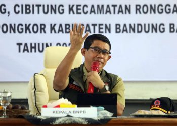 BNPB akan merelokasi rumah warga terdampak maupun yang terancam fenomena pergerakan tanah di Kecamatan Rongga, Kabupaten Bandung Barat, Jawa Barat. Hal tersebut disampaikan Kepala BNPB Letjen TNI Suharyato, setelah memimpin rapat koordinasi penanganan bencana pergerakan tanah dan tanah longsor di Posko Darurat Bencana, Kantor Kecamatan Rongga (5/3/2024).