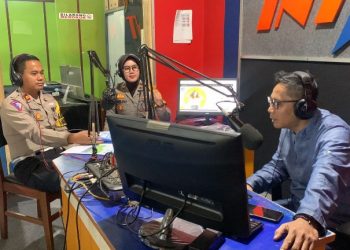 Kasatlantas Polres Garut, Iptu Aang Andi Suhandi mengisi talkshow Forum Komunikasi dan Solusi (FOKUS) di Radio Intan Garut, Jumat (15/3/2024), mengangkat tema "Keselamatan Lodaya 2024".