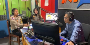 Kasatlantas Polres Garut, Iptu Aang Andi Suhandi mengisi talkshow Forum Komunikasi dan Solusi (FOKUS) di Radio Intan Garut, Jumat (15/3/2024), mengangkat tema "Keselamatan Lodaya 2024".