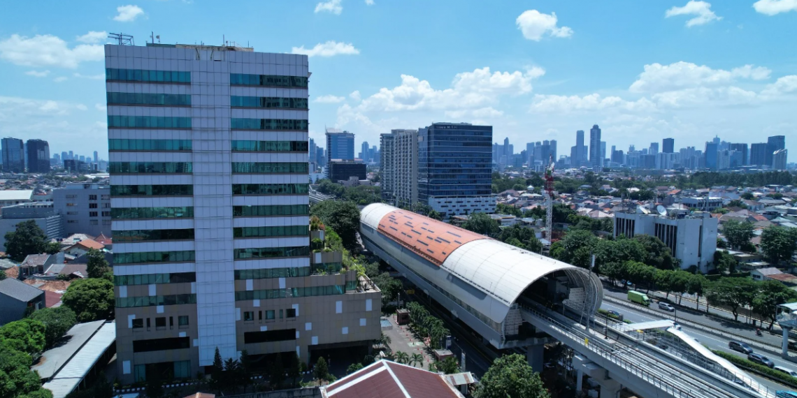 Pengguna atau penumpang LRT Jabodebek naik Stasiun LRT