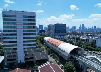 Pengguna atau penumpang LRT Jabodebek naik Stasiun LRT