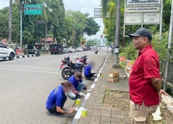 Dinas Pekerjaan Umum dan Tata Ruang (PUTR) Sumedang bekerjasama dengan Lapas Kelas IIB Sumedang melakukan pengecatan trotoar jalan kawasan Sumedang kota.