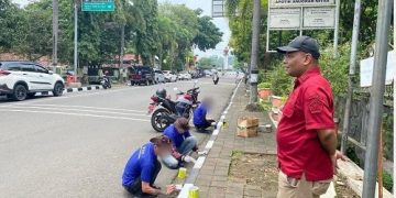 Dinas Pekerjaan Umum dan Tata Ruang (PUTR) Sumedang bekerjasama dengan Lapas Kelas IIB Sumedang melakukan pengecatan trotoar jalan kawasan Sumedang kota.