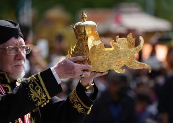 Kirab Panji dan Mahkota Binokasih