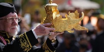 Kirab Panji dan Mahkota Binokasih