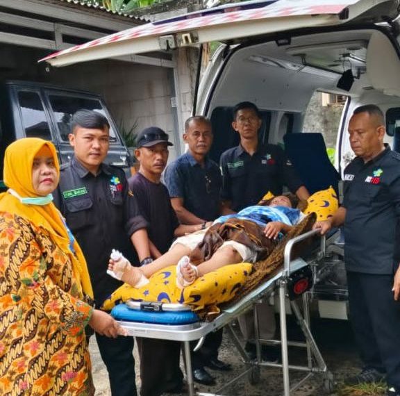 Indah Agustiyani (28), warga Dusun 1 RT02/RW02, Desa Jejalen Jaya, Kecamatan Tambun Utara korban perampasan motor di Underpass Cibitung, Jalan Bosih Raya, Kelurahan Wanasari, Kecamatan Cibitung, Kabupaten Bekasi saat dijemput dirumahnya untuk dirujuk ke RSUD Kabupaten Bekasi oleh Tim Dokter PSC 119 dan didampingi Lurah Jejalen Jaya. FOTO: ISTIMEWA